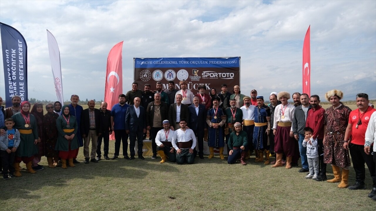 Türkiye Geleneksel Türk Okçuluk Federasyonunca (TGTOF) Erzincan'da düzenlenen Mengücek Melik Gazi...