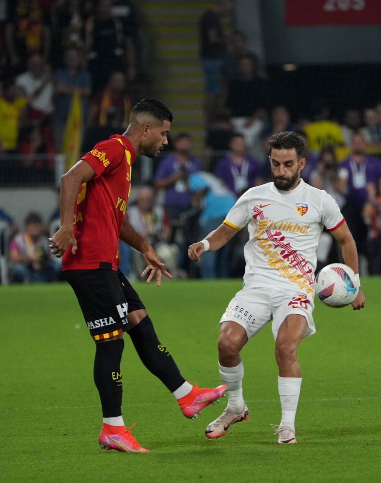 Trendyol Süper Lig'in 6. haftasında Göztepe ile Bellona Kayserispor takımları, Gürsel Aksel...