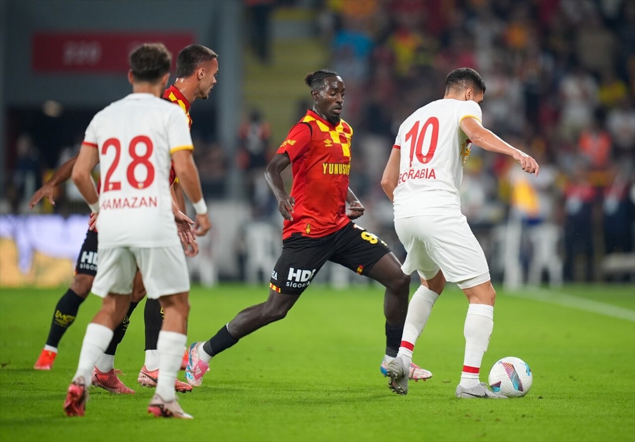 Trendyol Süper Lig'in 6. haftasında Göztepe ile Bellona Kayserispor Gürsel Aksel Stadı'nda...