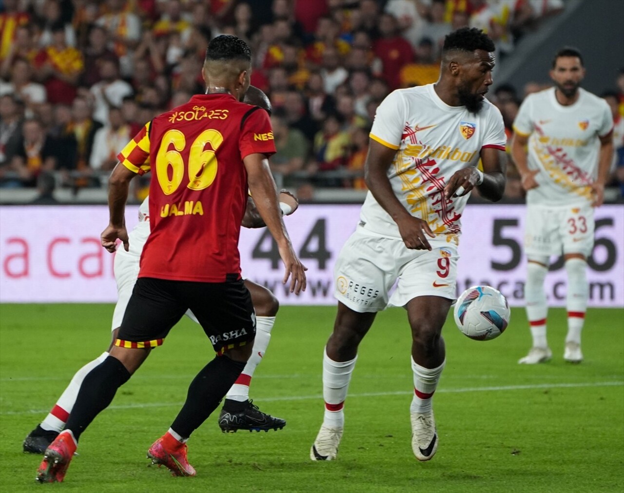 Trendyol Süper Lig'in 6. haftasında Göztepe ile Bellona Kayserispor takımları, Gürsel Aksel...