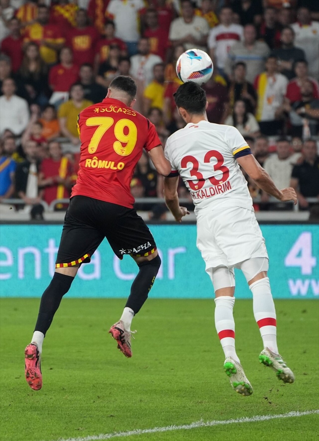 Trendyol Süper Lig'in 6. haftasında Göztepe ile Bellona Kayserispor takımları, Gürsel Aksel...