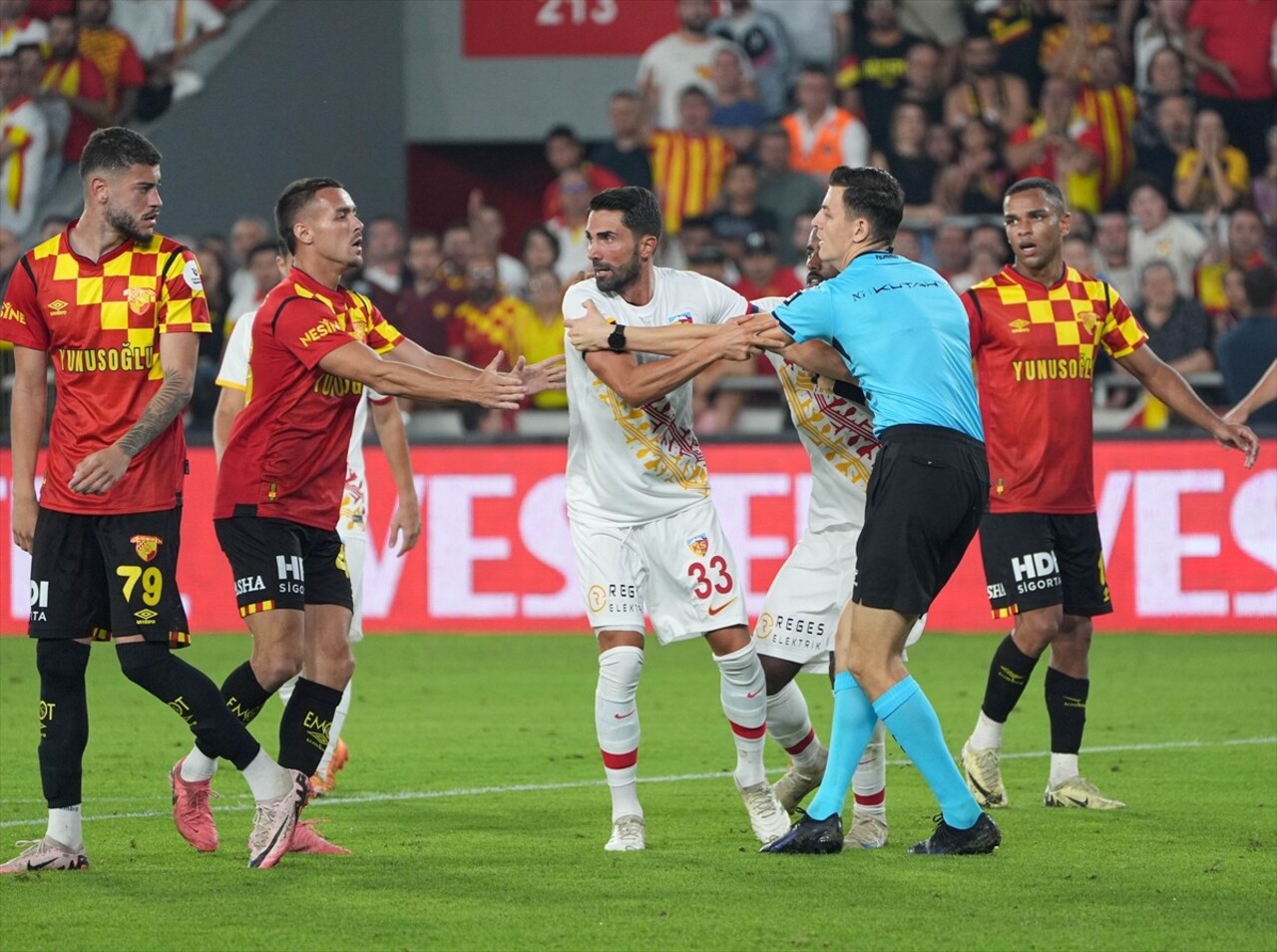 Trendyol Süper Lig'in 6. haftasında Göztepe ile Bellona Kayserispor takımları, Gürsel Aksel...