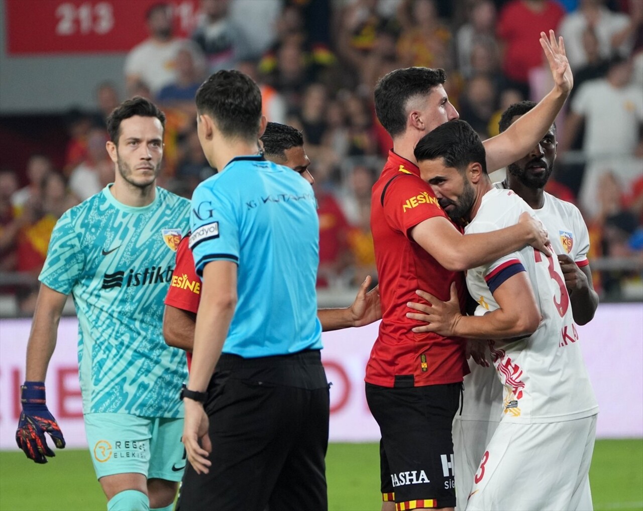 Trendyol Süper Lig'in 6. haftasında Göztepe ile Bellona Kayserispor takımları, Gürsel Aksel...