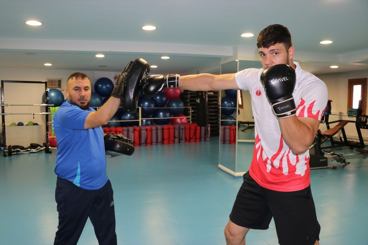 Amasya'da yaşayan 20 yaşındaki Osman Furkan Karakaya, katılacağı Avrupa Muaythai Şampiyonası'nda...