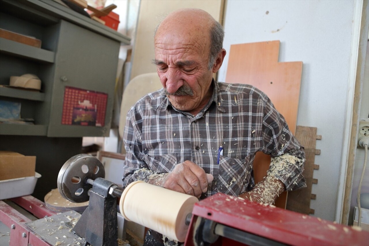 Çorum'da 65 yaşındaki marangoz Oktay Özkahya, ailesinden gelen asırlık mesleğini...