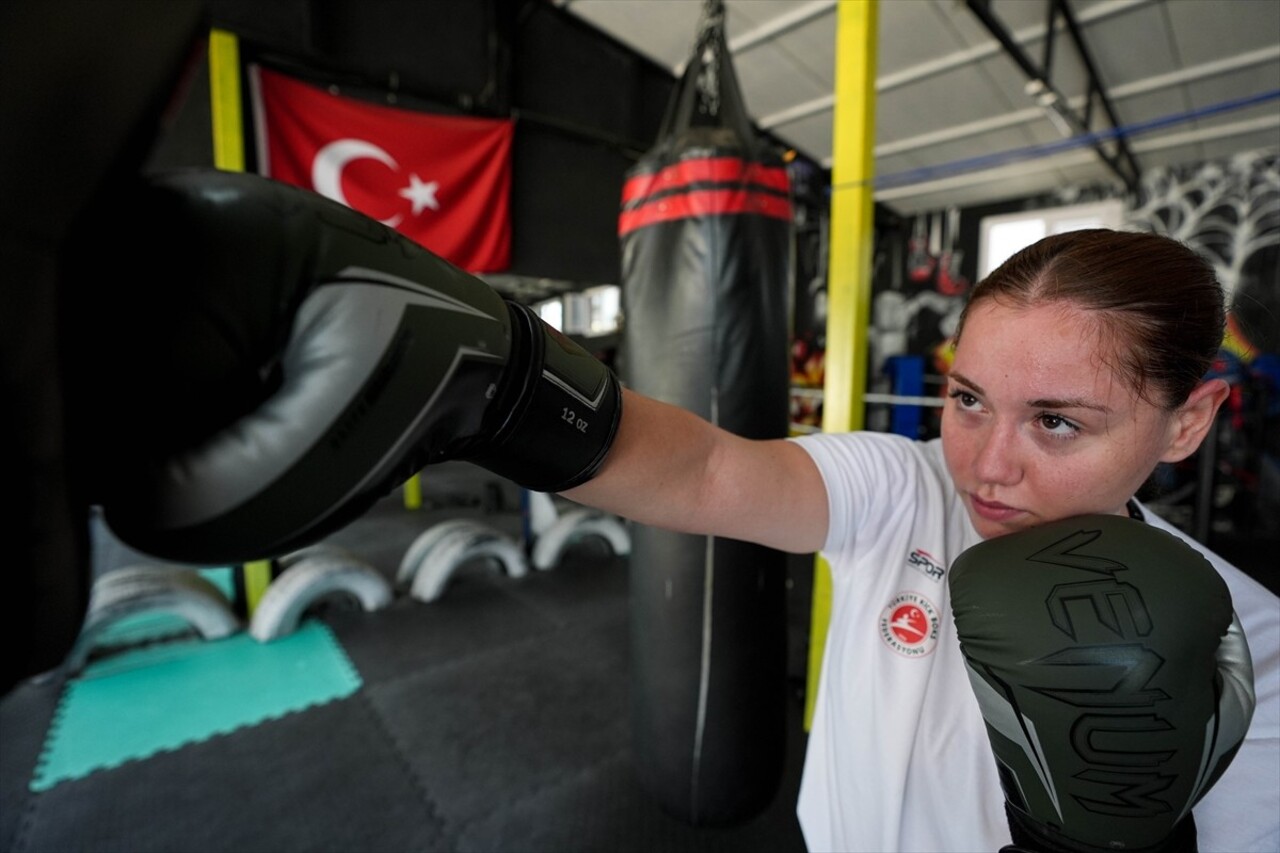 Enerjik yapısı nedeniyle kick boksa yönlendirilen ve kategorisinde 6 yılda dünyanın en iyisi...