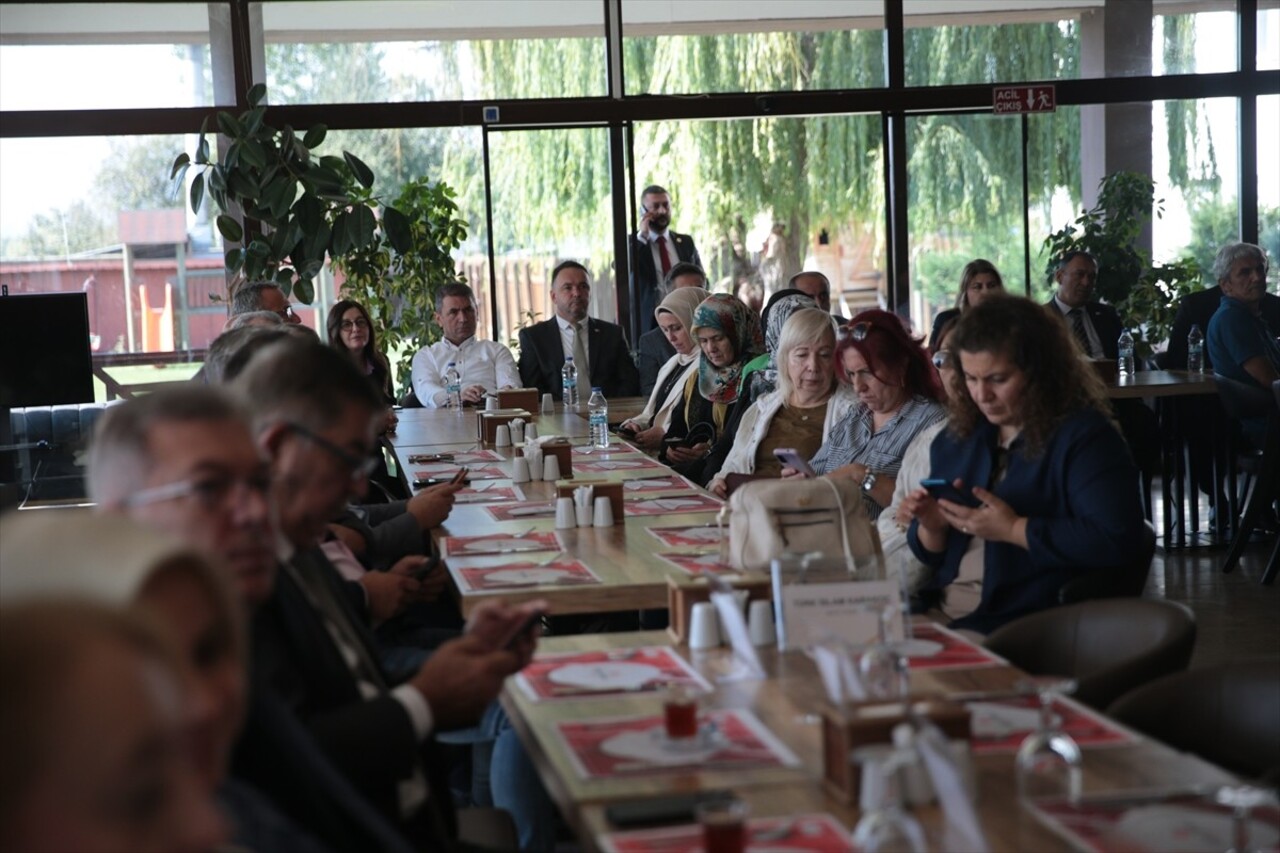 AK Parti Merkez Karar ve Yönetim Kurulu (MKYK) Üyesi Mahir Ünal, Bolu'da AK Parti "Türkiye...