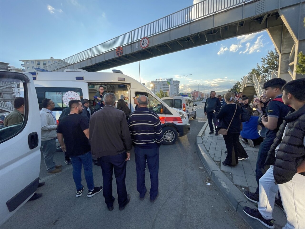 Kars'ta öğrenci servisi ile otomobilin çarpışmasıyla meydana gelen kazada 4'ü öğrenci 6 kişi...