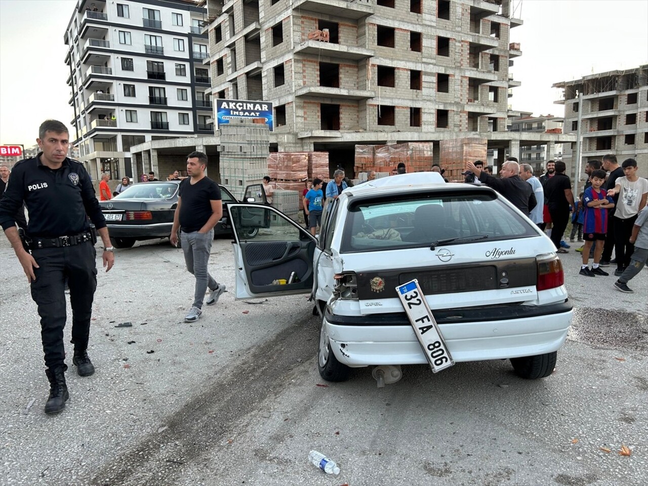  Isparta'da iki otomobilin çarpışması sonucu 5 kişi yaralandı.