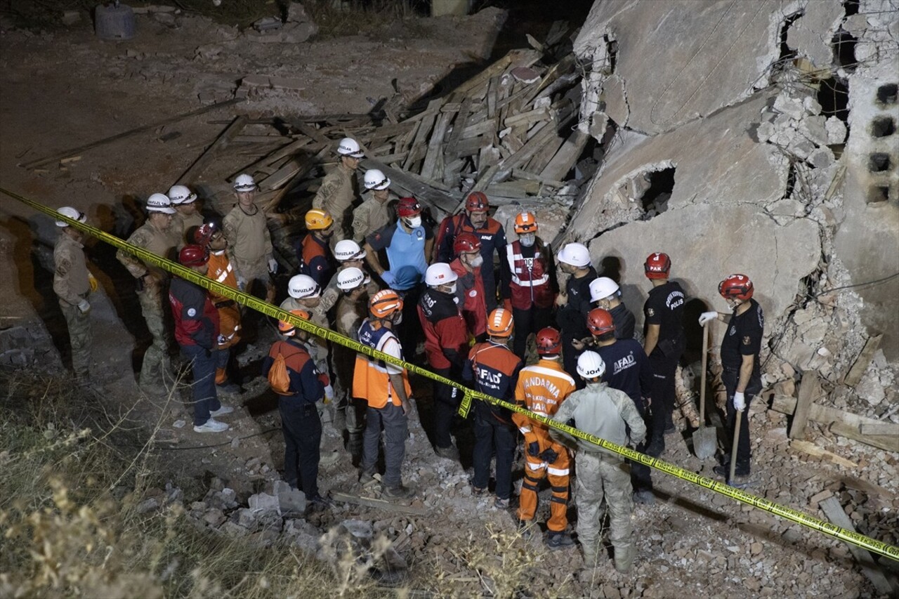 Tunceli'de deprem sonrası enkazda arama kurtarma tatbikatı gerçekleştirildi. Valilik ile İl Afet...