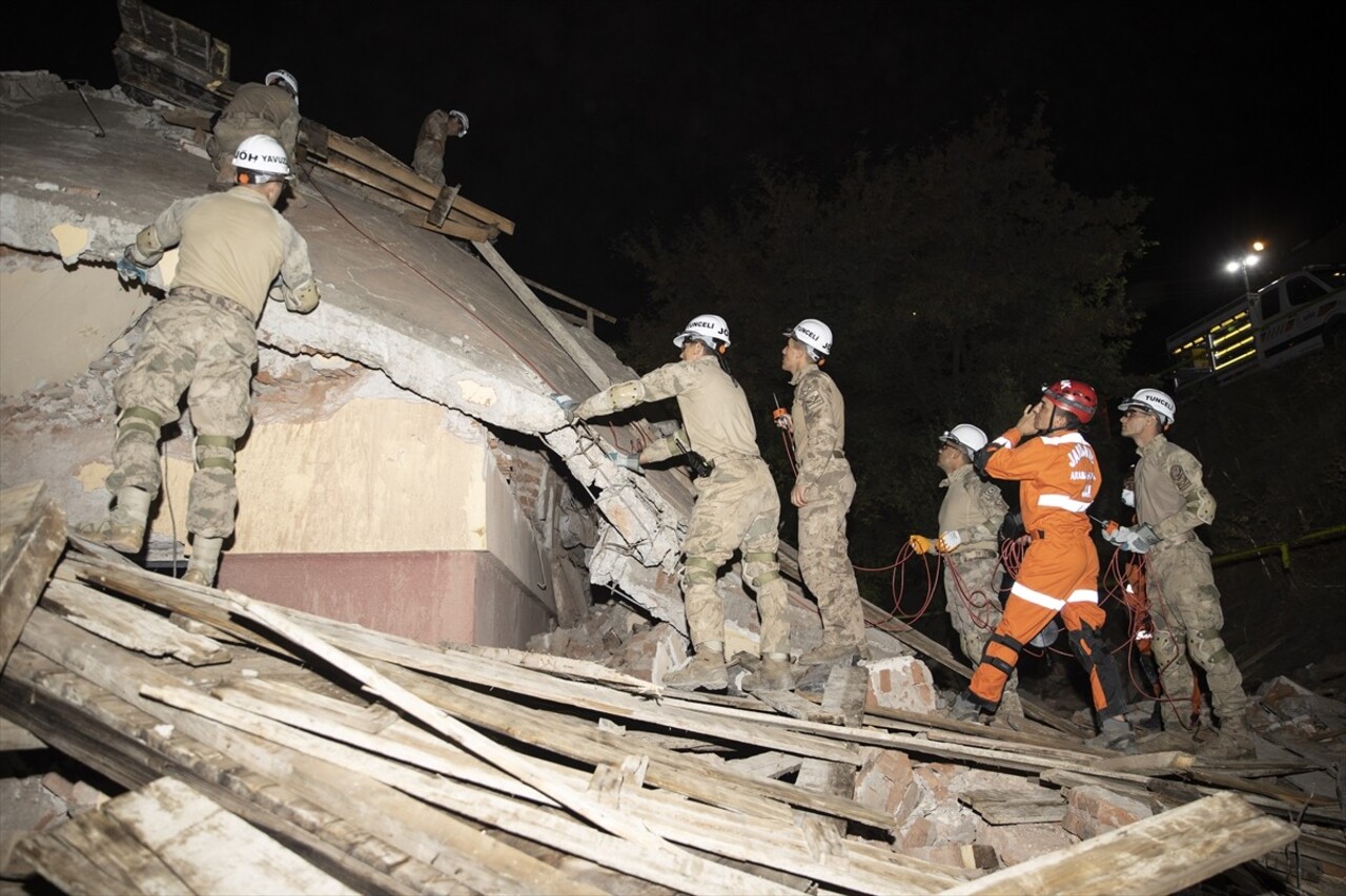 Tunceli'de deprem sonrası enkazda arama kurtarma tatbikatı gerçekleştirildi. Valilik ile İl Afet...