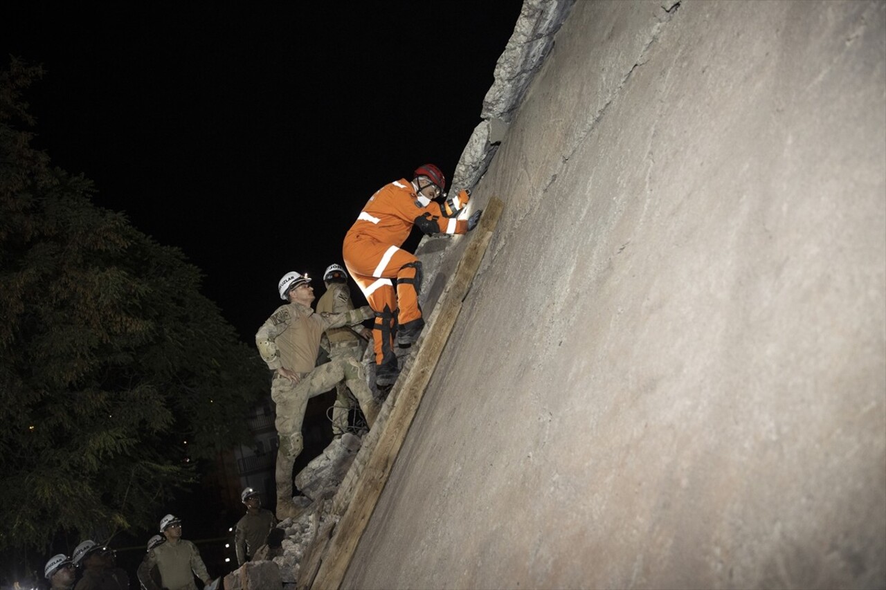 Tunceli'de deprem sonrası enkazda arama kurtarma tatbikatı gerçekleştirildi. Valilik ile İl Afet...