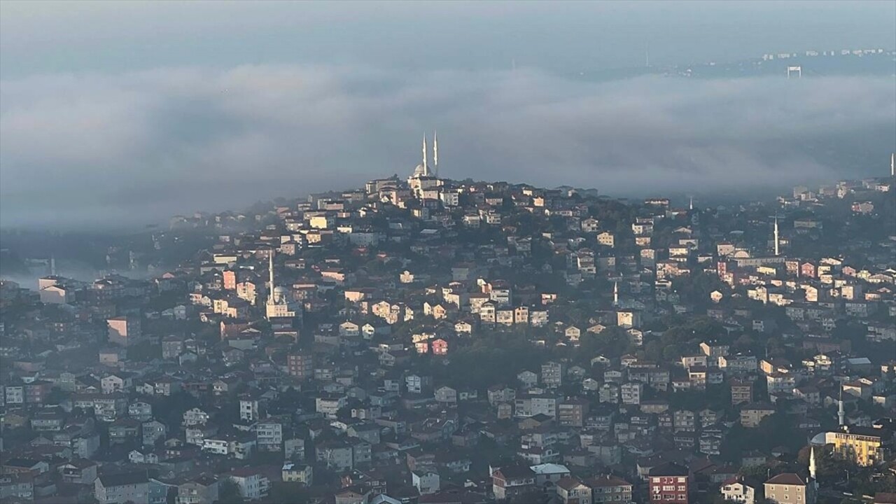 İstanbul'da Beykoz TEM Otoyolu Kavacık mevkisi ile Fatih Sultan Mehmet Köprüsü ve çevresinde sabah...