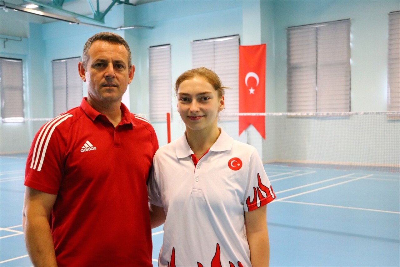 Avrupa üçüncüsü 18 yaşındaki milli badmintoncu Sinem Yıldız, Dünya Gençler Şampiyonası'nda da...