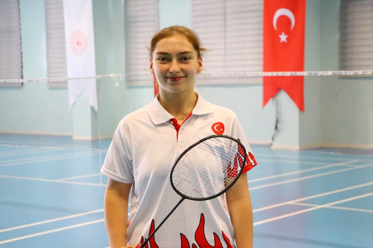 Avrupa üçüncüsü 18 yaşındaki milli badmintoncu Sinem Yıldız, Dünya Gençler Şampiyonası'nda da...