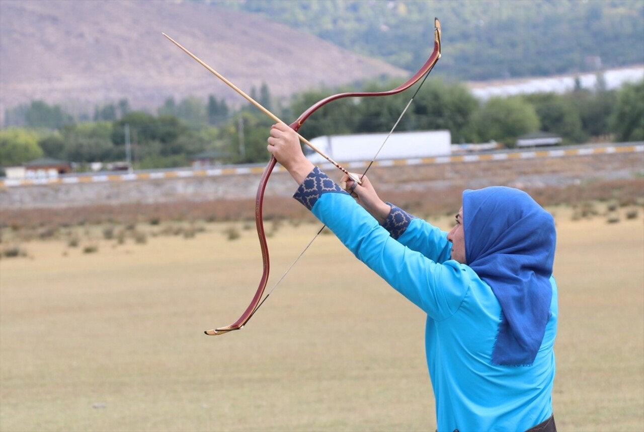 Türkiye Geleneksel Türk Okçuluk Federasyonu (TGTOF) Başkanı Cengiz Toksöz (fotoğrafta), 21 binin...