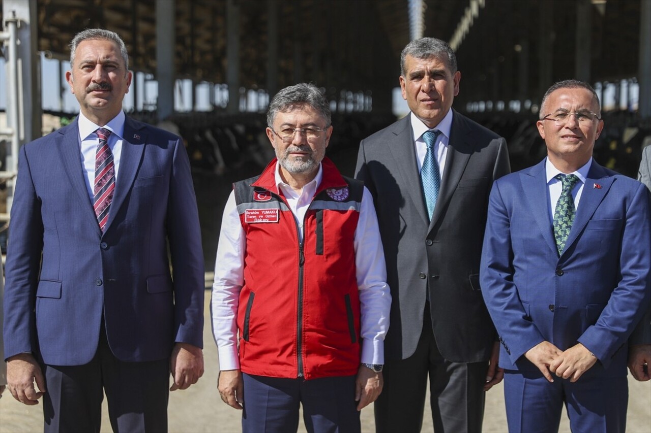 Tarım ve Orman Bakanı İbrahim Yumaklı (sol 2), ziyaret ve incelemelerde bulunmak üzere geldiği...