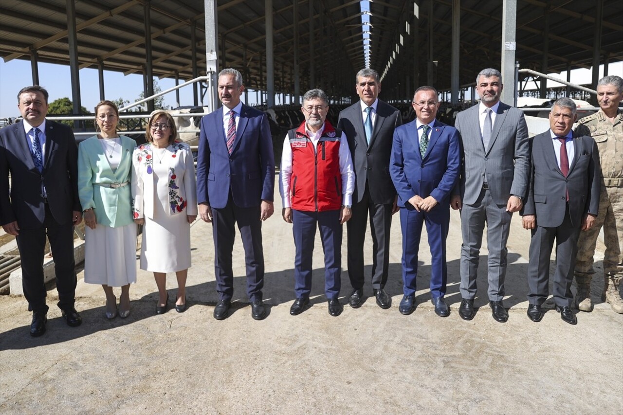 Tarım ve Orman Bakanı İbrahim Yumaklı (sol 2), ziyaret ve incelemelerde bulunmak üzere geldiği...