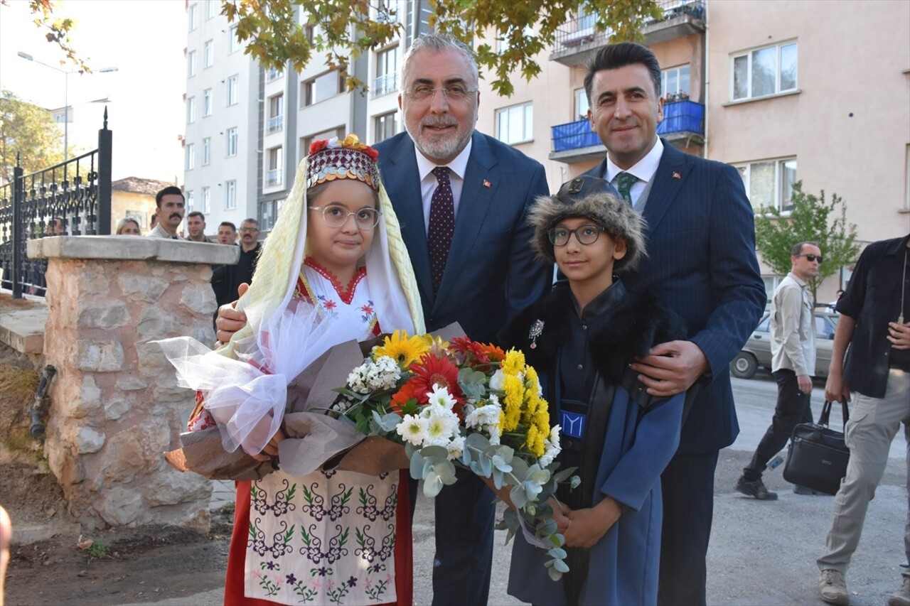 Çalışma ve Sosyal Güvenlik Bakanı Vedat Işıkhan (sol), bir dizi programa katılmak üzere geldiği...