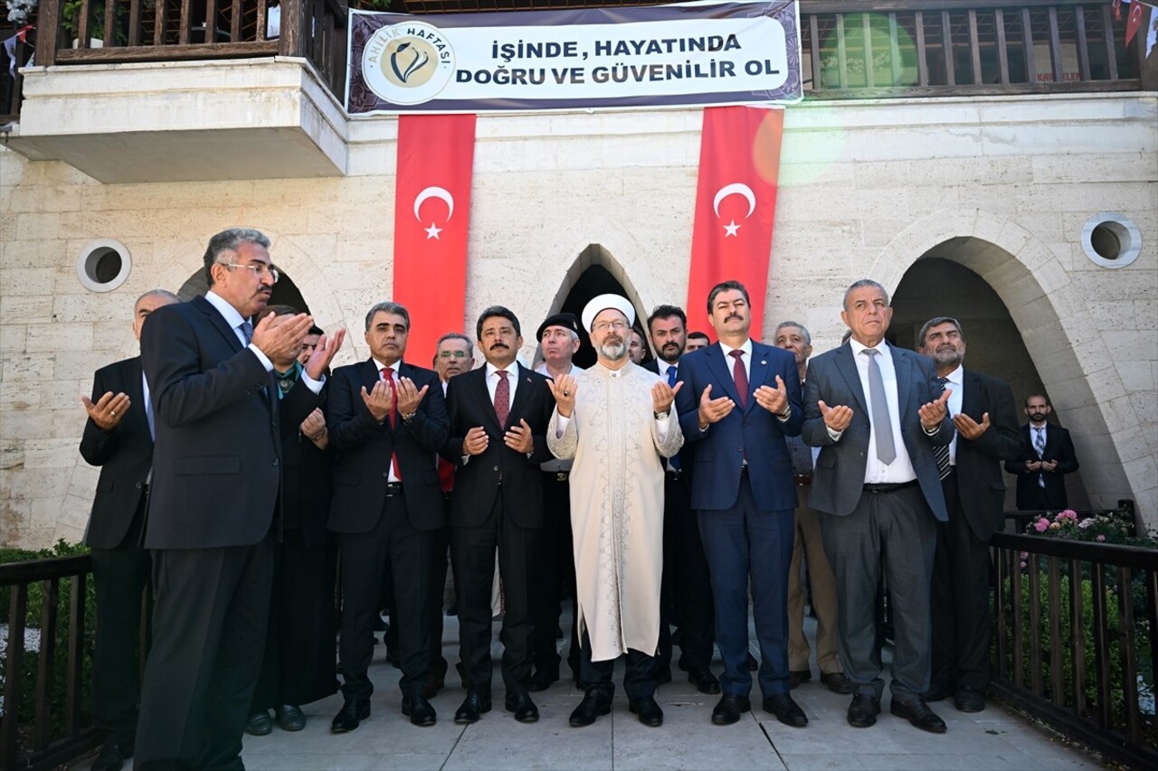 Diyanet İşleri Başkanı Ali Erbaş (ortada), Kırşehir'de 37. Ahilik Haftası kutlamaları kapsamında...