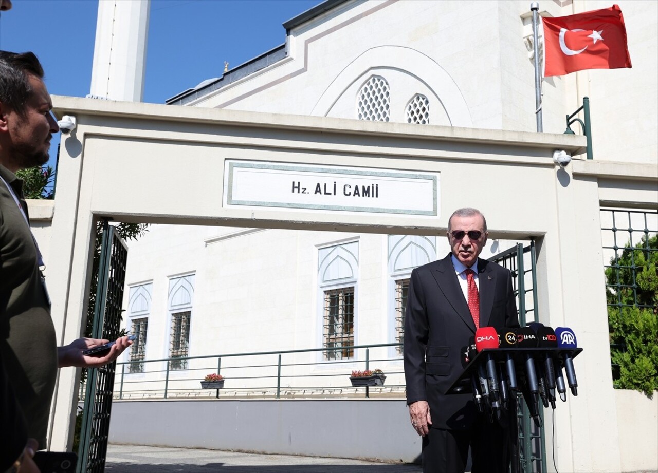 Cumhurbaşkanı Recep Tayyip Erdoğan, cuma namazını Üsküdar'daki Hz. Ali Camisi'nde kıldı....