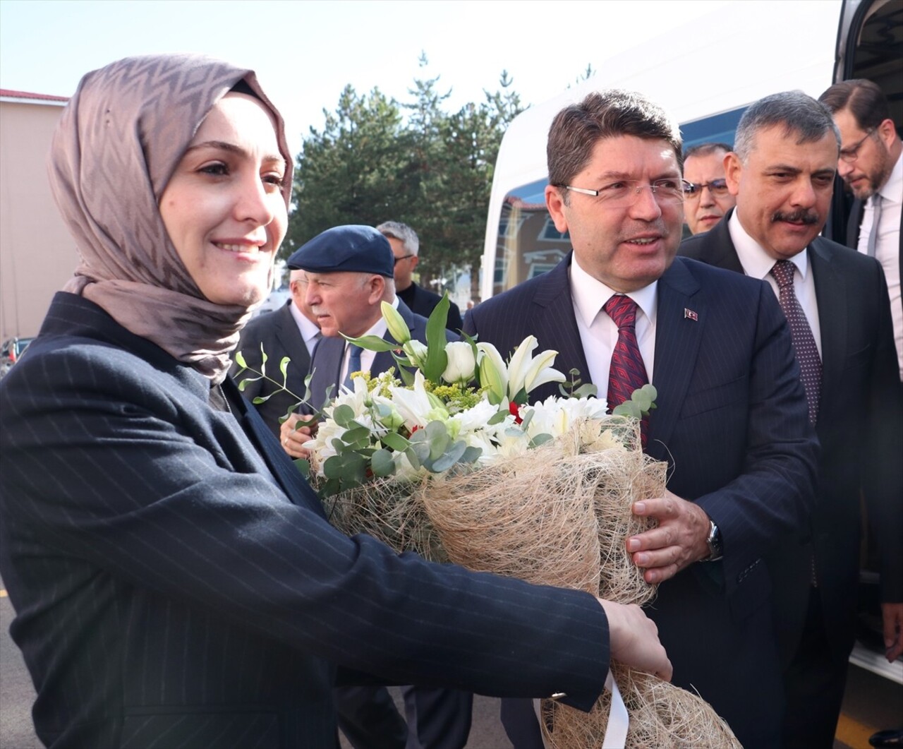 Adalet Bakanı Yılmaz Tunç, "Türkiye Buluşmaları" kapsamında geldiği Erzurum'da Valiliği ziyaret...