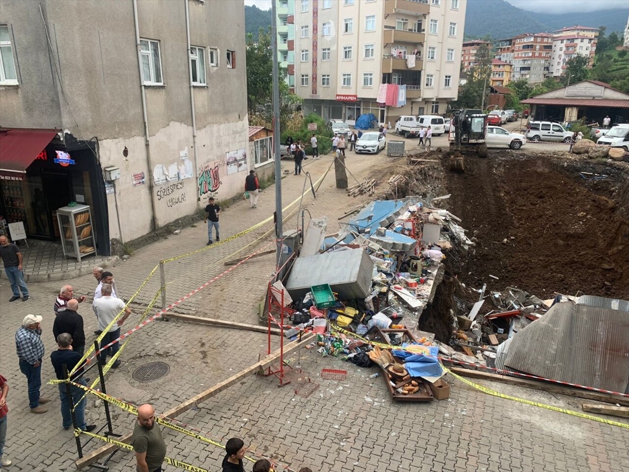 Artvin'in Kemalpaşa ilçesinde bir binanın çöktüğü olayda bir vatandaş enkaz altında kalmaktan son...