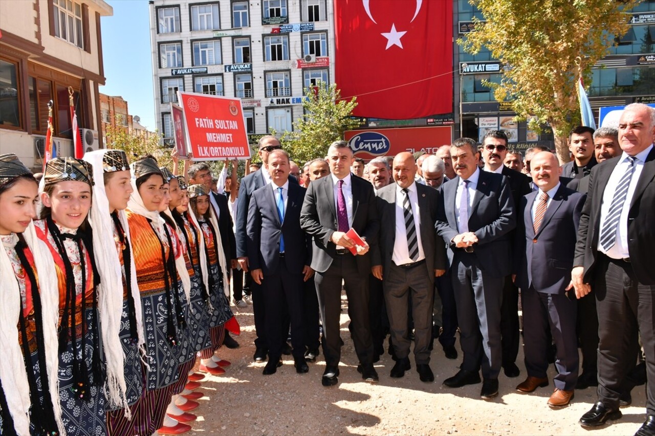 Milli Eğitim Bakanı Yusuf Tekin (ortada), Adıyaman ziyaretleri kapsamında Besni ilçesinde...