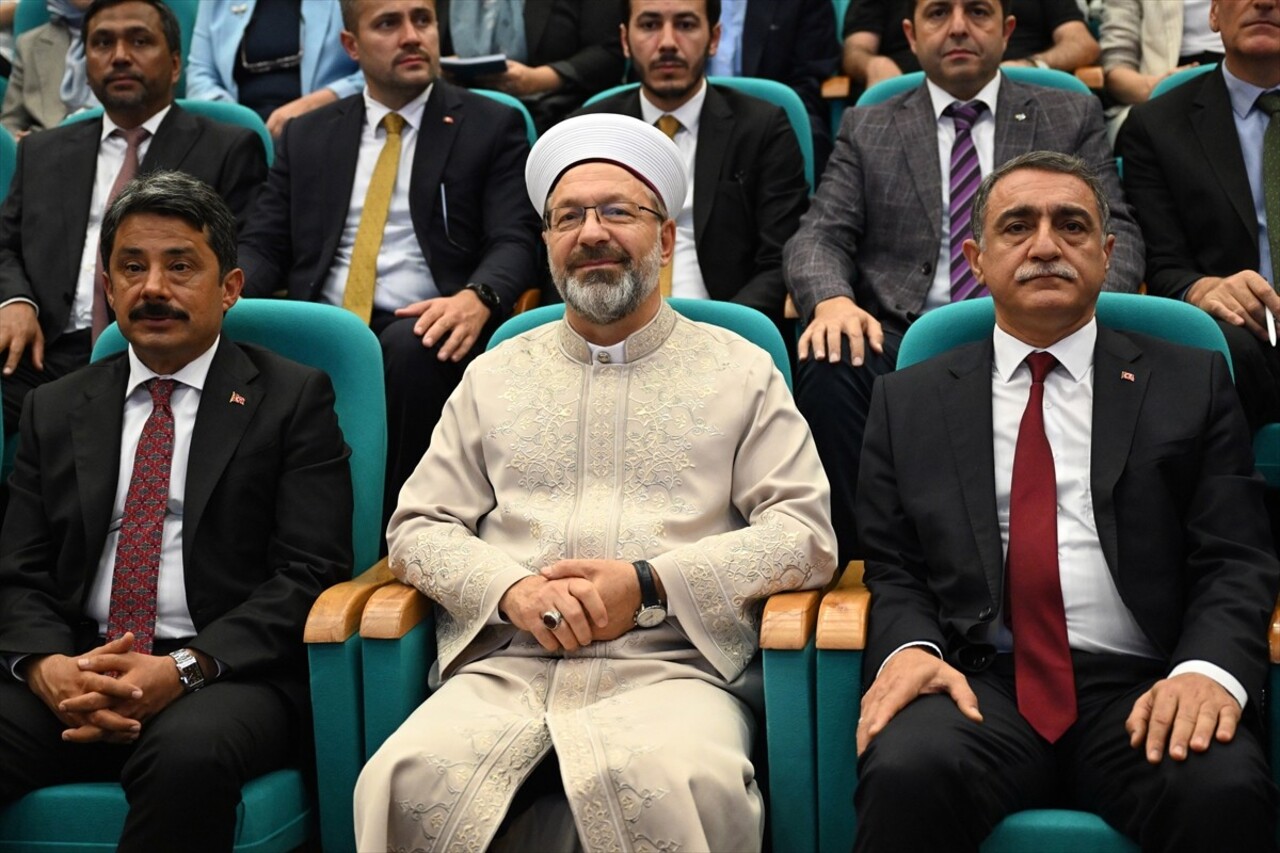 Diyanet İşleri Başkanı Ali Erbaş (ortada), Kırşehir'de Ahi Evran Üniversitesi Ahi Evran Kongre ve...