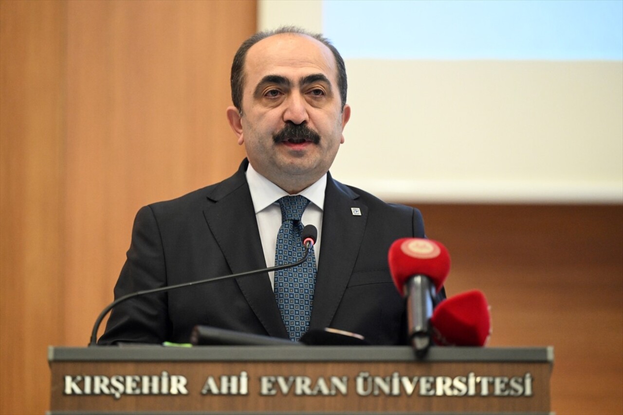 Diyanet İşleri Başkanı Ali Erbaş (ortada), Kırşehir'de Ahi Evran Üniversitesi Ahi Evran Kongre ve...