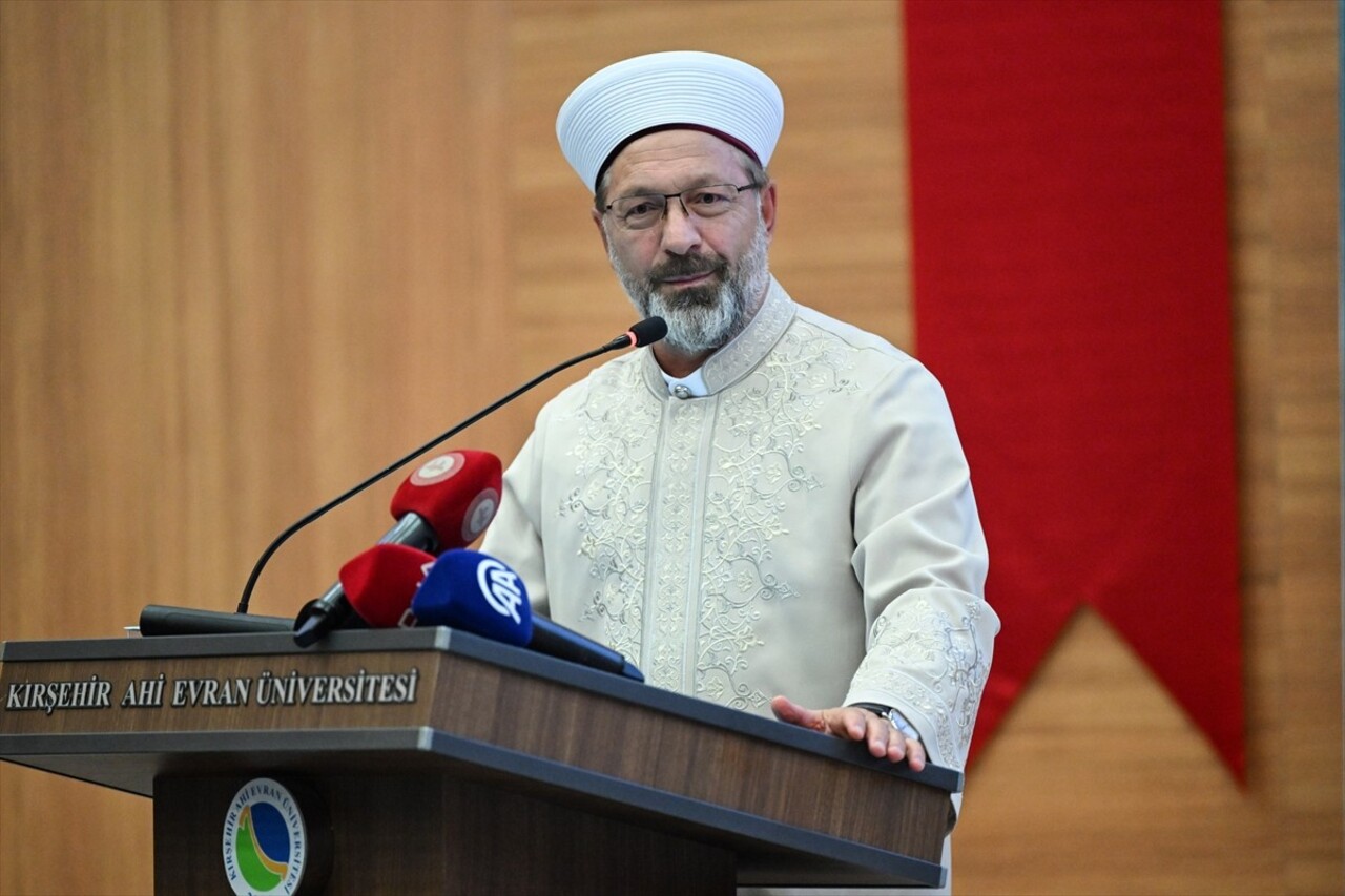 Diyanet İşleri Başkanı Ali Erbaş (ortada), Kırşehir'de Ahi Evran Üniversitesi Ahi Evran Kongre ve...