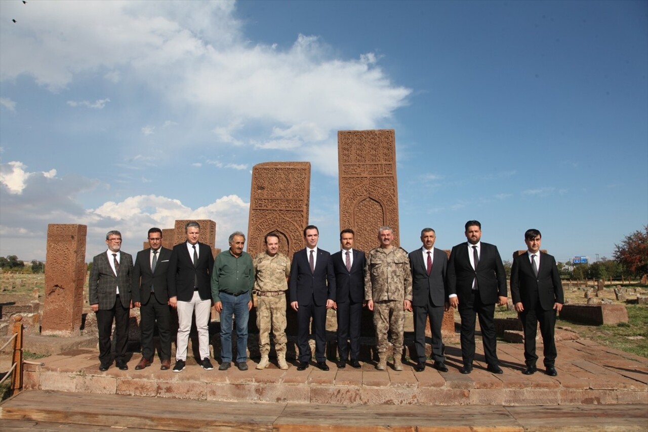 Bitlis Valisi Ahmet Karakaya (ortada), Ahlat ilçesindeki Selçuklu Meydan Mezarlığı'nı ziyaret...