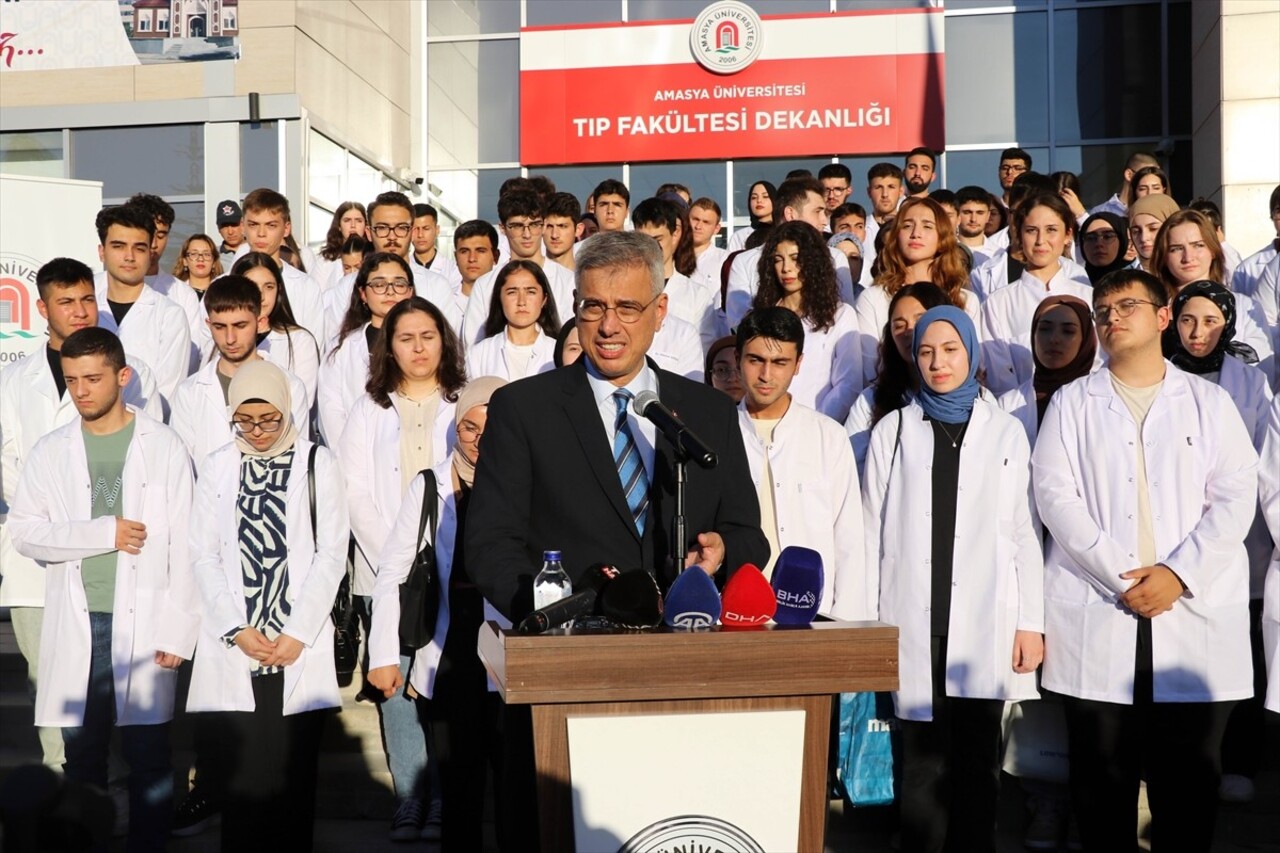 Sağlık Bakanı Kemal Memişoğlu, programları kapsamında geldiği Amasya'da, Amasya Üniversitesi Tıp...