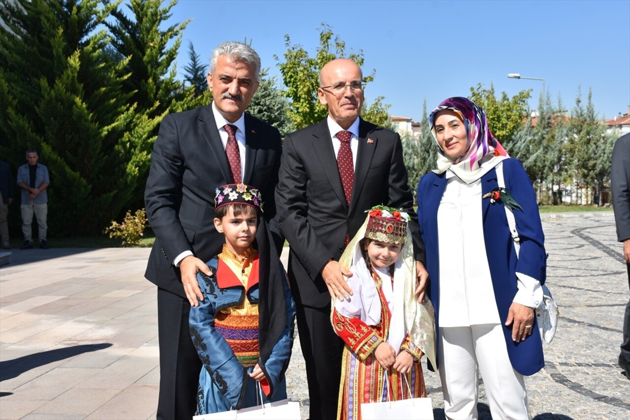 Hazine ve Maliye Bakanı Mehmet Şimşek (ortada), çeşitli ziyaretlere katılmak için geldiği...