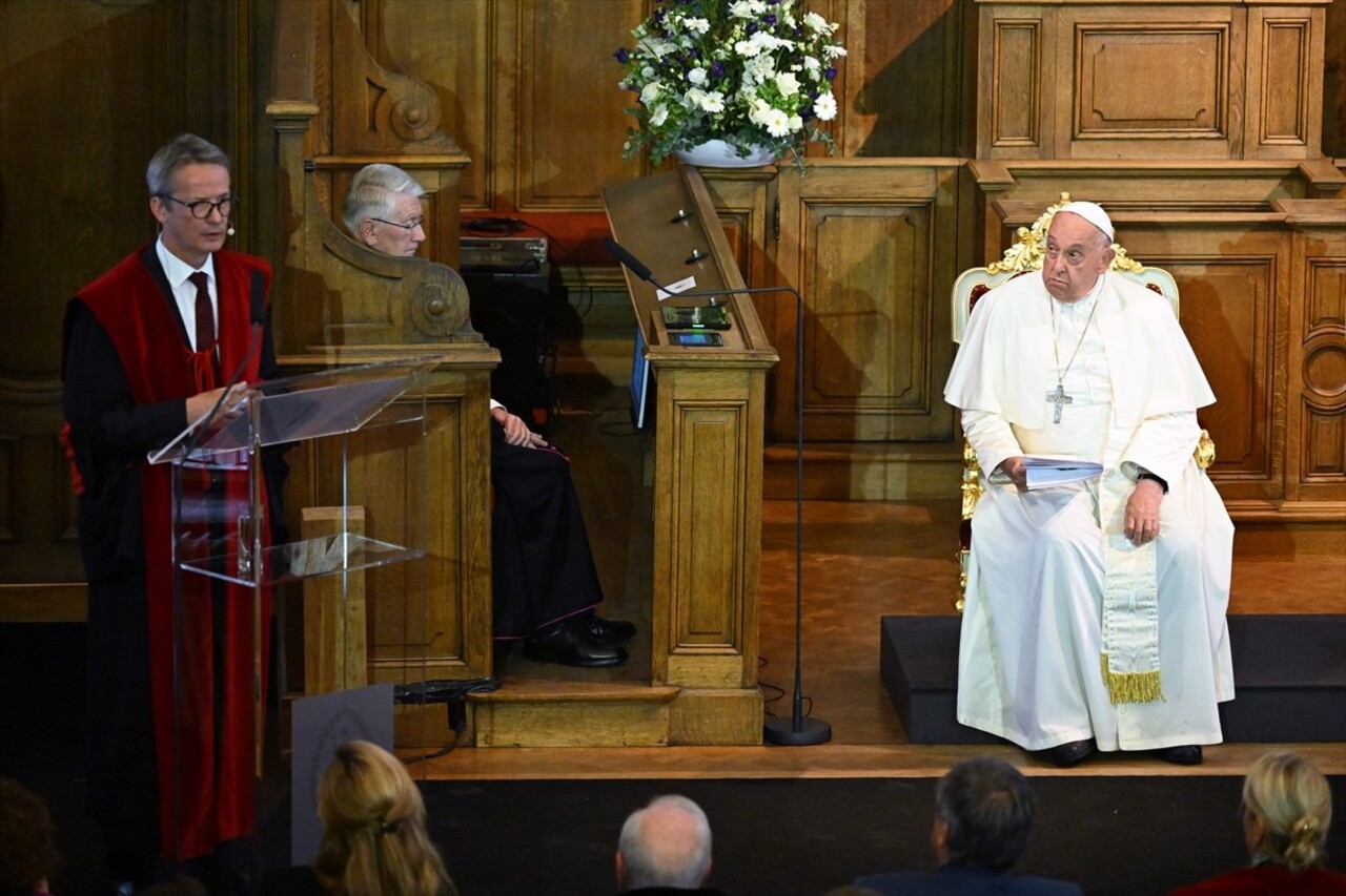 Katoliklerin ruhani lideri ve Vatikan Devlet Başkanı Papa Franciscus, Belçika'ya Katolik Leuven...