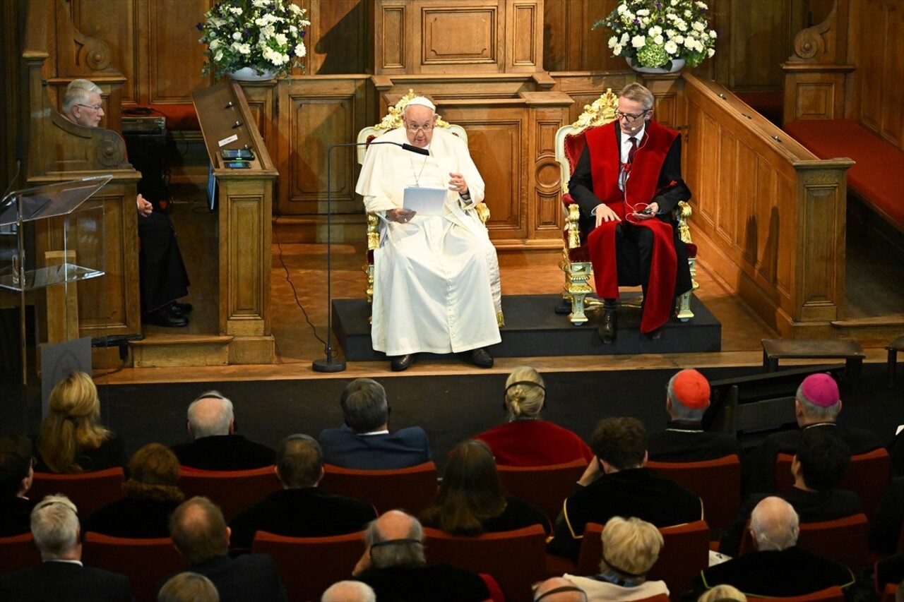 Katoliklerin ruhani lideri ve Vatikan Devlet Başkanı Papa Franciscus, Belçika'ya Katolik Leuven...