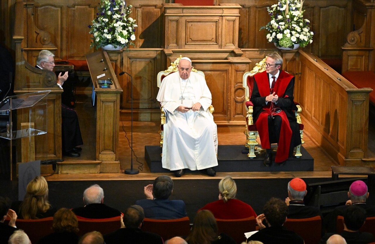 Katoliklerin ruhani lideri ve Vatikan Devlet Başkanı Papa Franciscus, Belçika'ya Katolik Leuven...