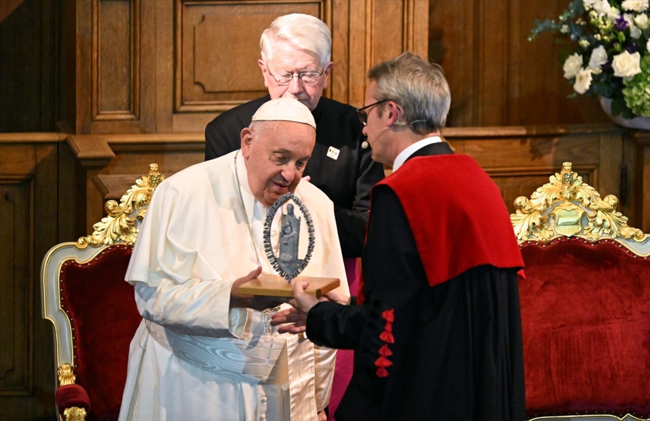 Katoliklerin ruhani lideri ve Vatikan Devlet Başkanı Papa Franciscus, Belçika'ya Katolik Leuven...