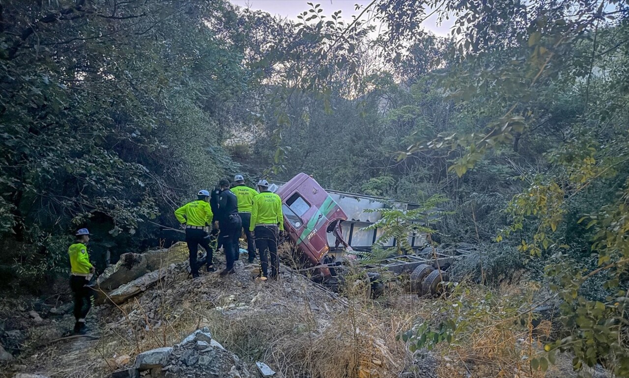 Konya'da kamyonun şarampole devrildiği kazada sürücü hayatını kaybetti. Olay yerine polis ekipleri...