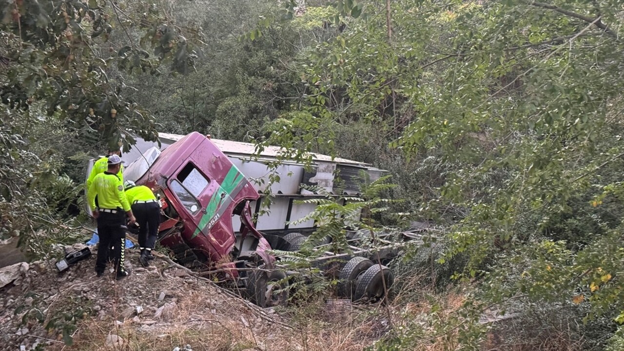 Konya'da kamyonun şarampole devrildiği kazada sürücü hayatını kaybetti. Olay yerine polis ekipleri...