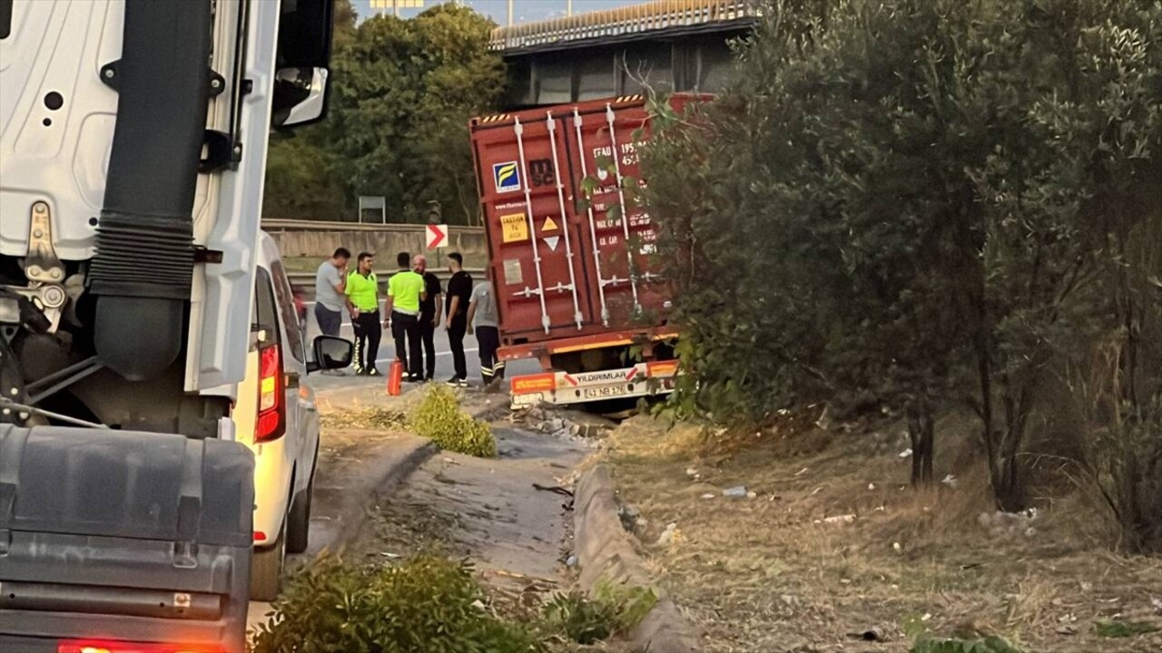 Kocaeli'nin Dilovası ilçesinde tırın yoldan çıkması sonucu sürücü yaralandı, D-100 kara yolunun...