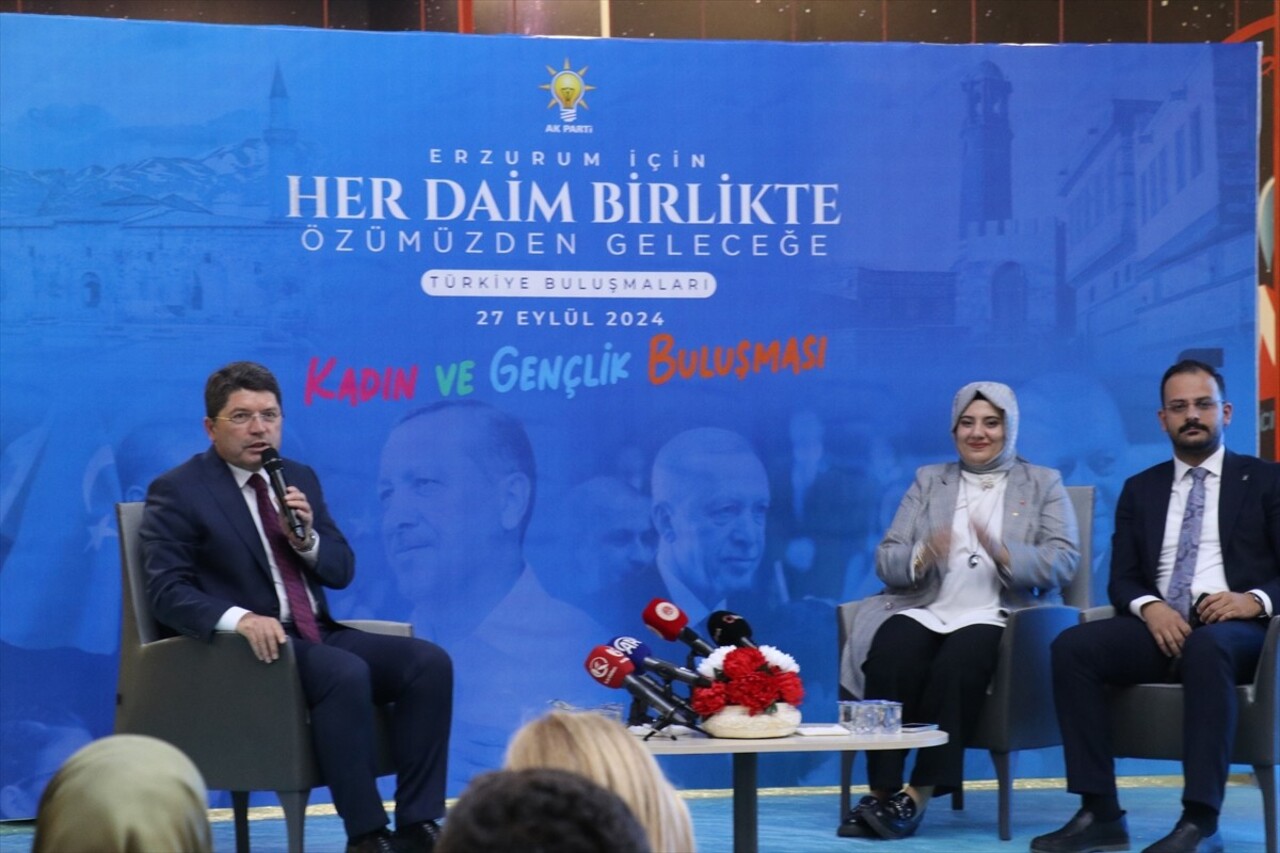 Adalet Bakanı Yılmaz Tunç (solda), Bilim Erzurum'da düzenlenen "Kadın ve Gençlik Buluşması"na...