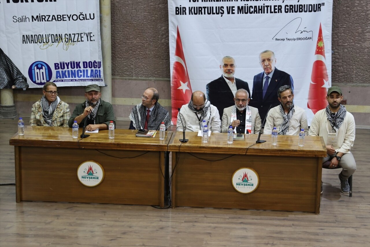 Nevşehir'de düzenlenen "Kapadokya'dan Gazze'ye bir nefes" adlı programda çeşitli araştırmacı...