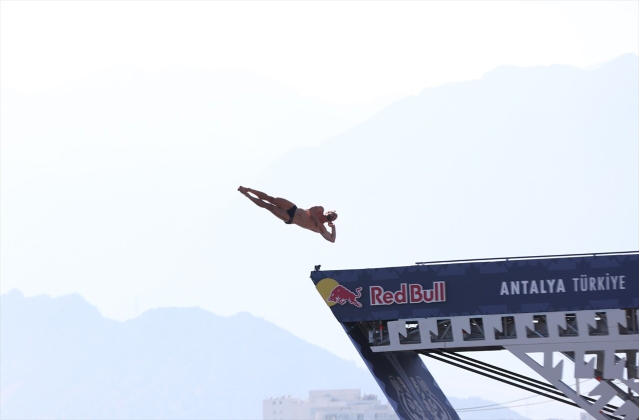 "Red Bull Cliff Diving Dünya Serisi"nin 7'nci etabı, Antalya'da eleme yarışları ile başladı....