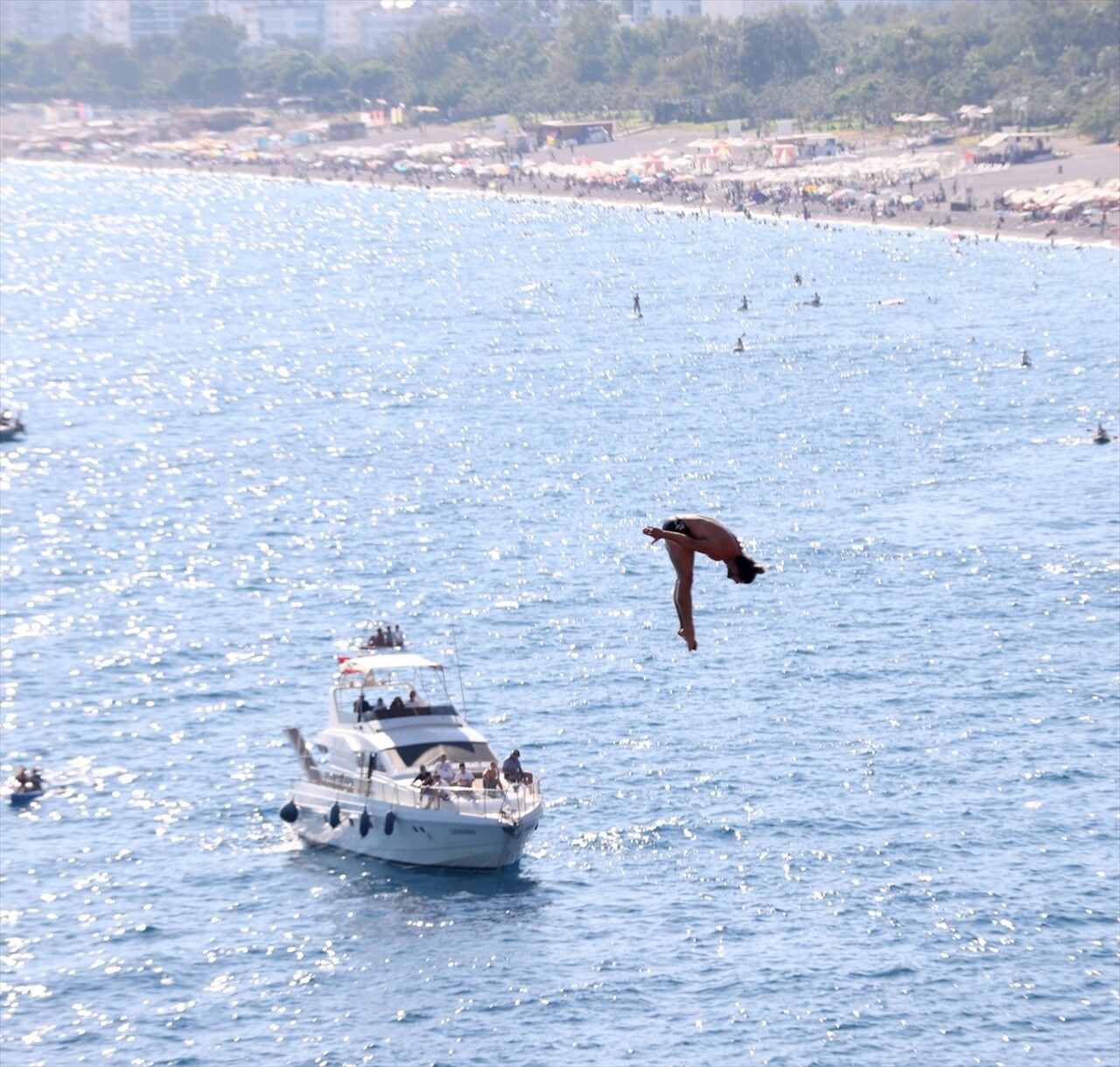 "Red Bull Cliff Diving Dünya Serisi"nin 7'nci etabı, Antalya'da eleme yarışları ile başladı....