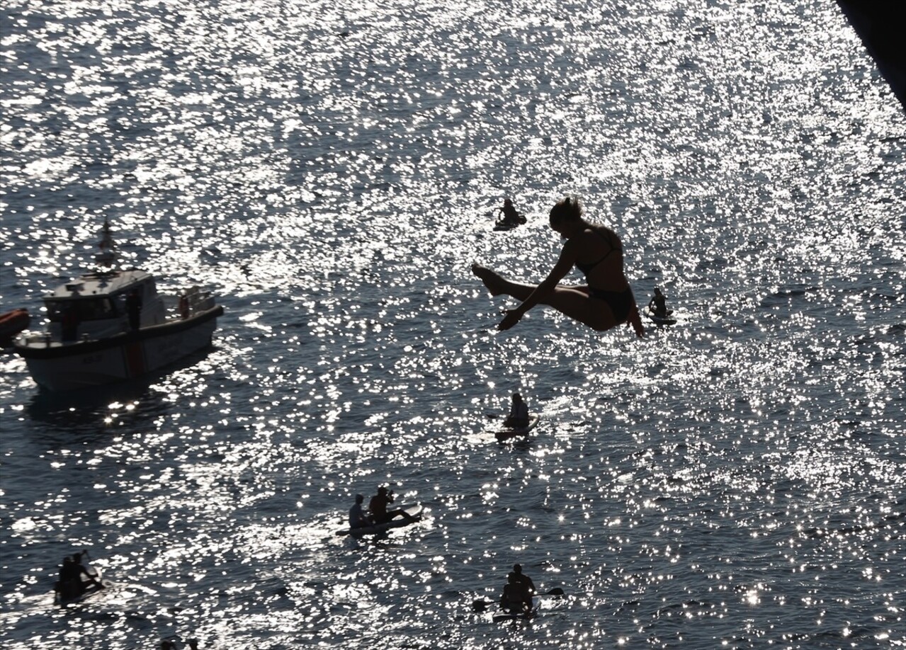 "Red Bull Cliff Diving Dünya Serisi"nin 7'nci etabı, Antalya'da eleme yarışları ile başladı....