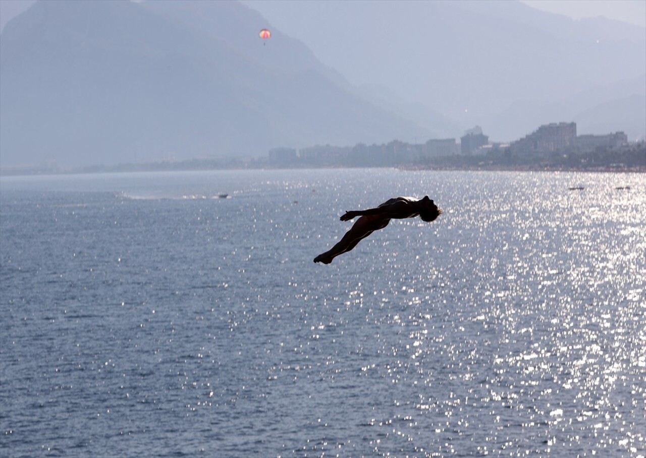 "Red Bull Cliff Diving Dünya Serisi"nin 7'nci etabı, Antalya'da eleme yarışları ile başladı....