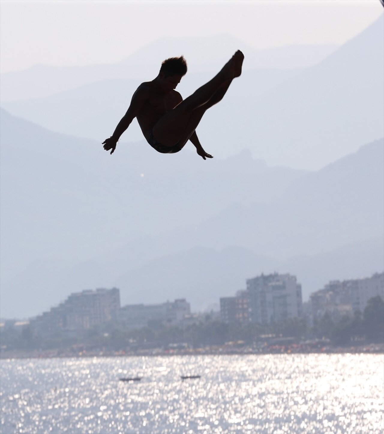 "Red Bull Cliff Diving Dünya Serisi"nin 7'nci etabı, Antalya'da eleme yarışları ile başladı....