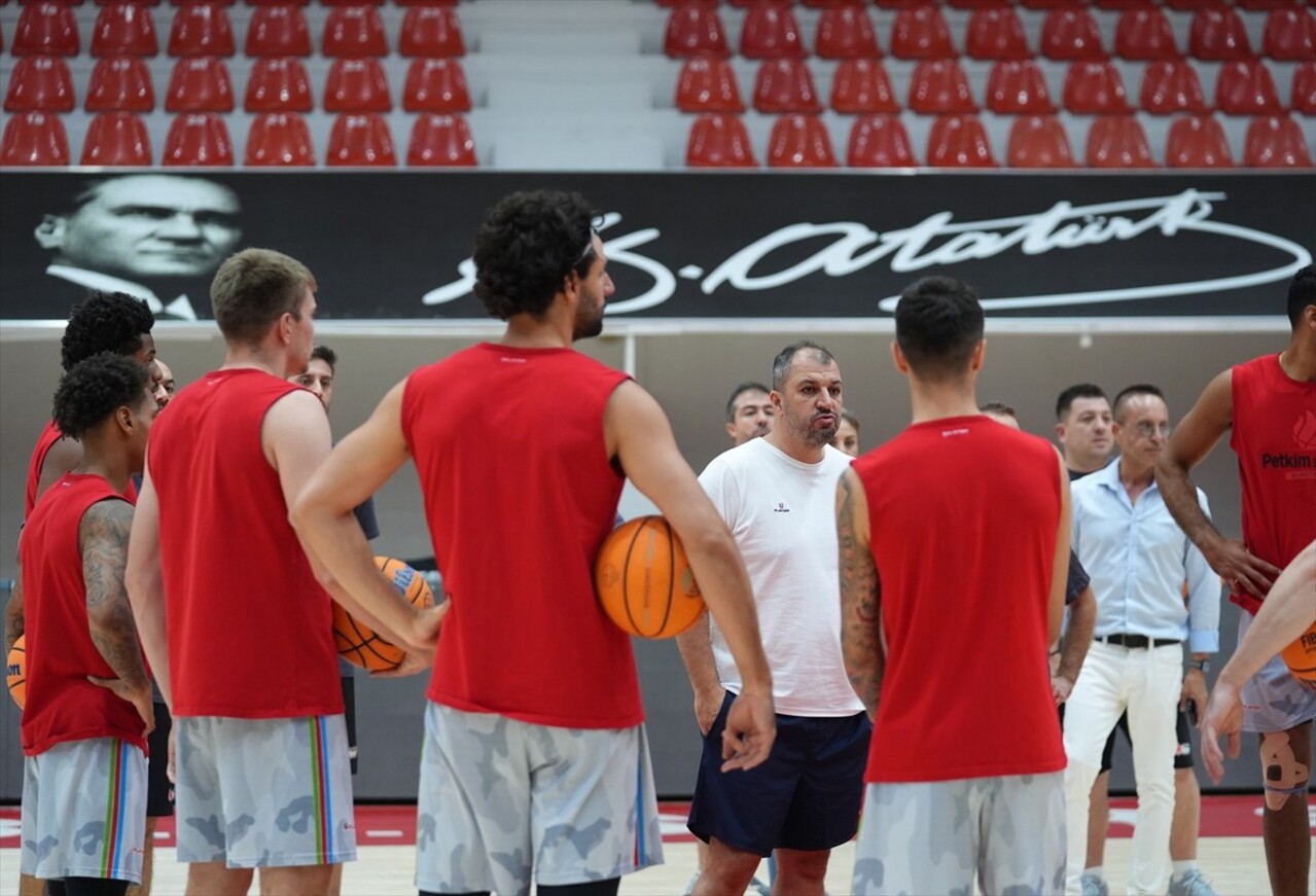 İlk defa mücadele ettiği Basketbol Şampiyonlar Ligi'nde B Grubu'nun ilk maçında Polonya'da King...