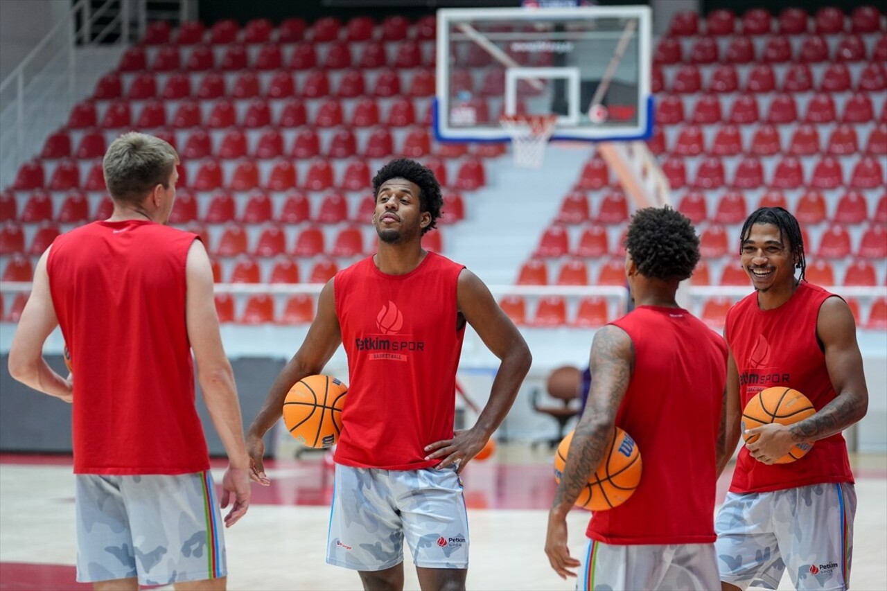 İlk defa mücadele ettiği Basketbol Şampiyonlar Ligi'nde B Grubu'nun ilk maçında Polonya'da King...